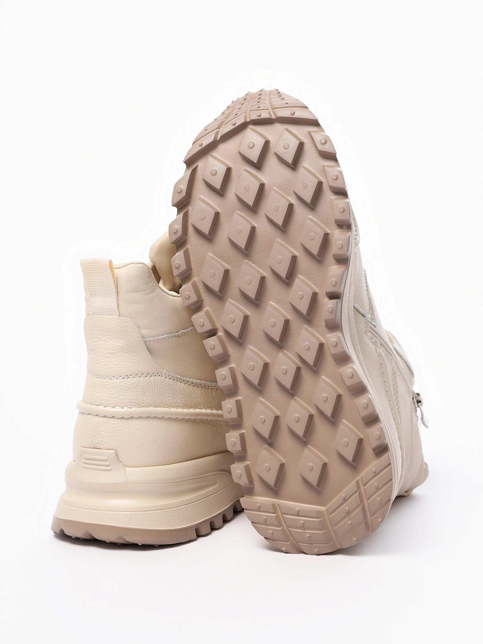 Кроссовки бежевого цвета на рельефной подошве